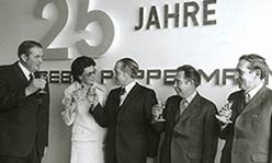 Honoring the men of the first hour: (from right) Aloys Wienhold, Gottfried Thobe and August Böckmann. At the same time, a new company building is inaugurated: Hall 3. At this time, the company has 200 employees.