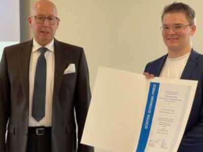 Gratulation für einen der besten Verfahrensmechaniker Deutschlands: Jannes Kröger (vorn Mitte mit Urkunde) erhielt den Günter-Schwank-Preis