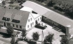 Construction of a combined factory, warehouse and residential building: the nucleus of today's Pöppelmann Group. Today the building is home to the Lohner Jugendtreff.