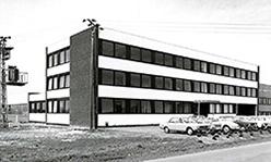 Errichtung eines dreist?ckigen Verwaltungsgeb?udes sowie der ersten Halle, die als Lager dient. Weitere Hallen und Verwaltungsgeb?ude werden in den n?chsten Jahren an dieser Adresse folgen.