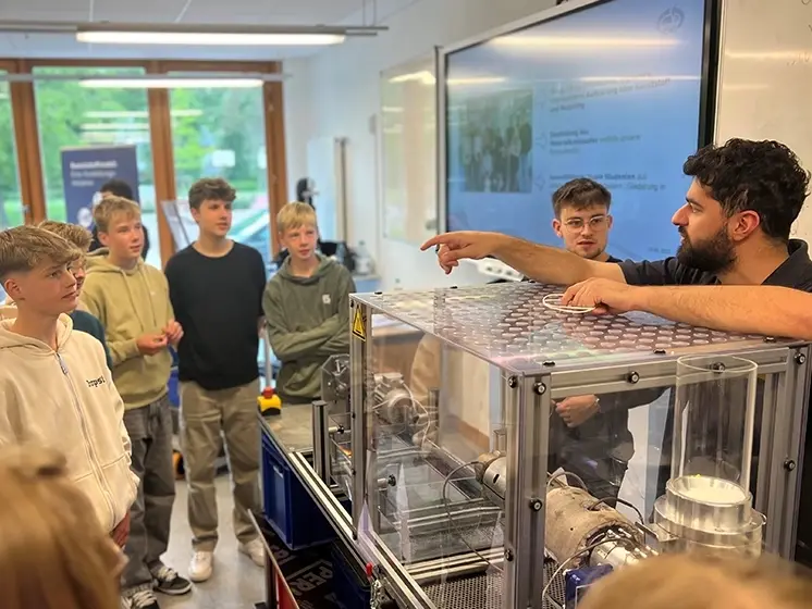Das Kunststoffmobil macht einen Schulbesuch in Cloppenburg