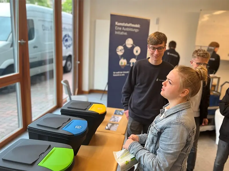 Das Kunststoffmobil macht einen Schulbesuch in Cloppenburg
