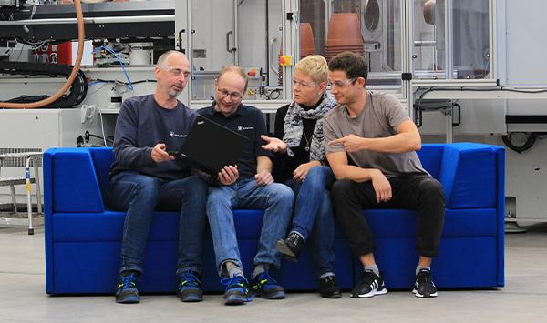 Mitarbeiter auf unserem Blauen Sofa nb-trainees